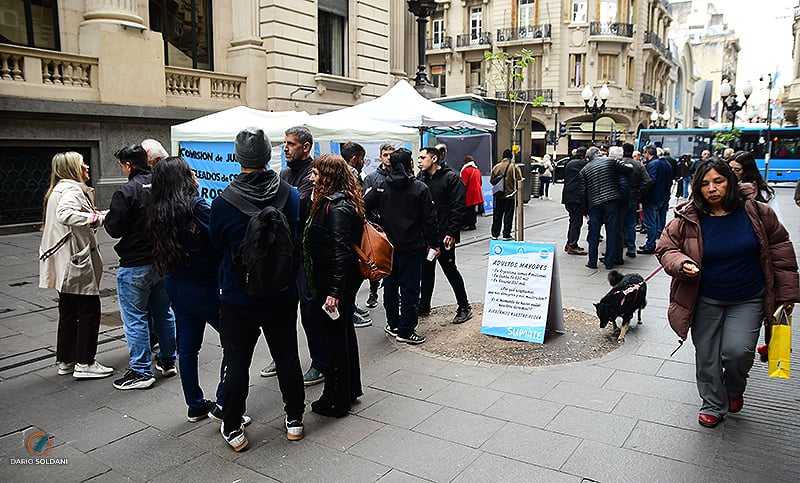 Adultos mayores volvieron a recolectar firmas en el centro rosarino: “Queremos que la política nos escuche”