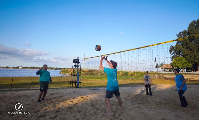 Descubrí el newcom playa: el deporte para adultos mayores que se puede practicar en Rosario