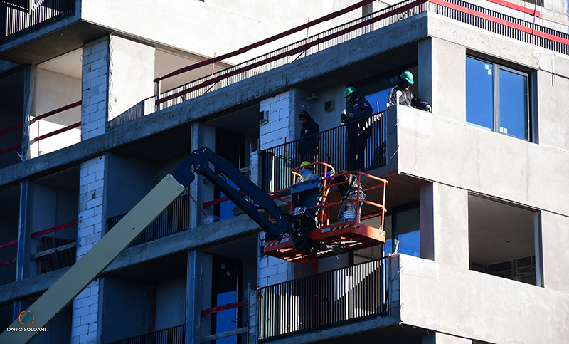 La economía productiva no repunta: industria y construcción registraron nuevas bajas