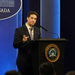 La primera conferencia del vocero Ravier: celebración de despidos y justificación de los aumentos de tarifas