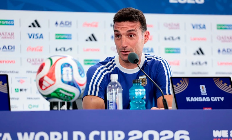 En la previa del debut de Argentina, Scaloni confirmó que Dibu y Julián están “disponibles”