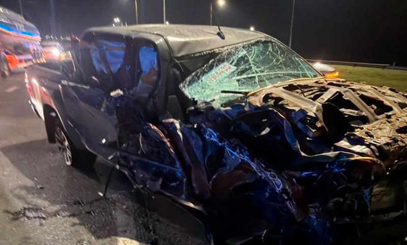 Violento choque de frente entre una camioneta y un camión en la autopista Rosario – Córdoba