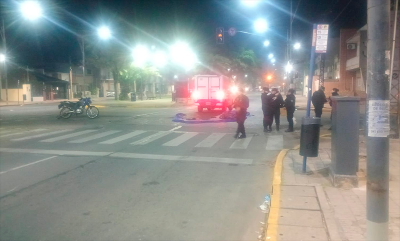 Un motociclista murió tras chocar con un colectivo en Oroño y Gaboto