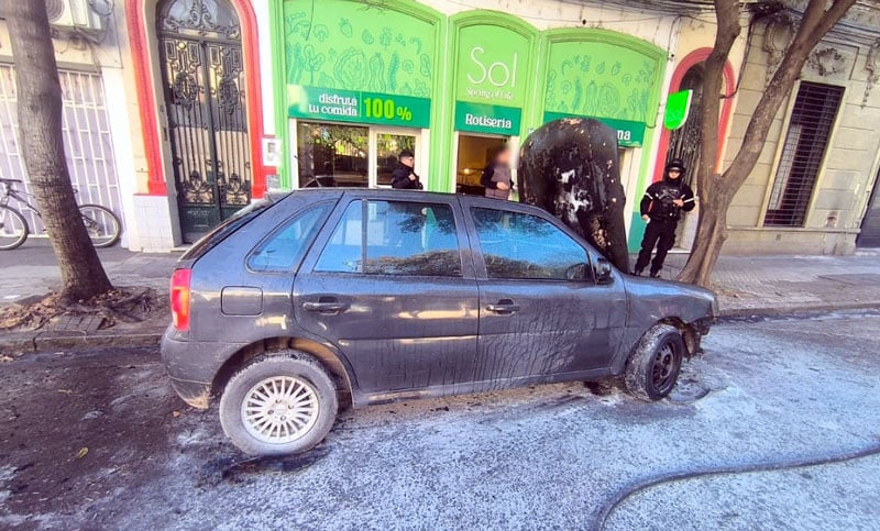 Se incendió un auto en el macrocentro rosarino cuando intentaban ponerlo en marcha