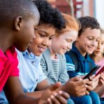 Expertos de la Unión Europea proponen restringir las redes sociales para los menores de 13 años