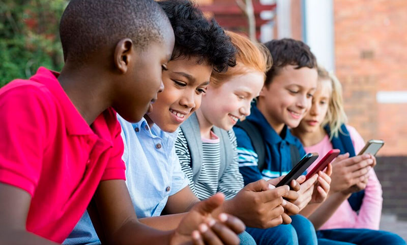 Expertos de la Unión Europea proponen restringir las redes sociales para los menores de 13 años