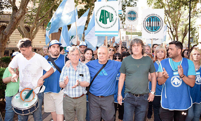 Docentes y no docentes de la UNR exigen el urgente llamado a paritarias y el cumplimiento de la ley  universitaria