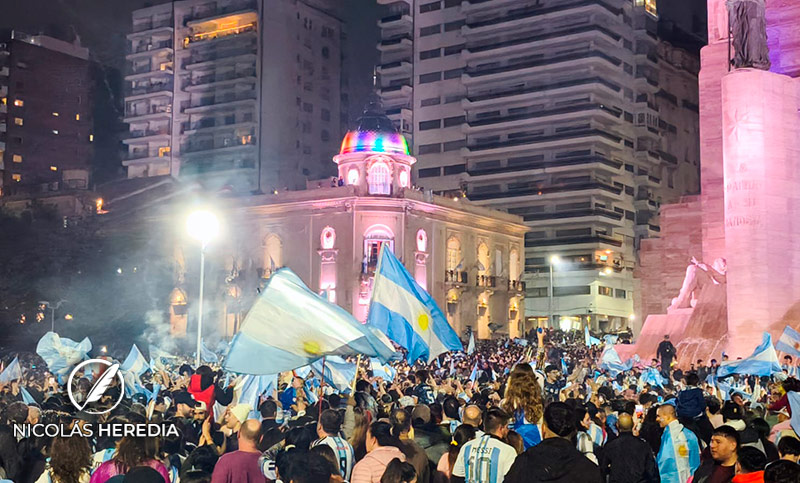 ¡Una locura albiceleste»: los festejos de los rosarinos en el Monumento tras el triunfazo de Argentina