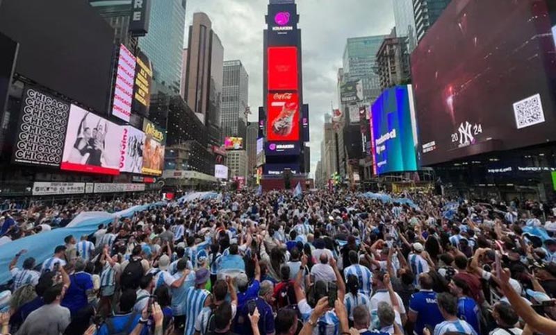 La pasión no entiende de distancias: impresionante banderazo argentino en Nueva York, en la previa de la final con España