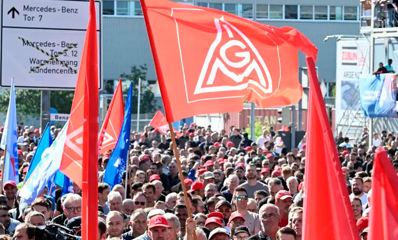 Crece el conflicto en Mercedes-Benz en Alemania: fuerte protesta de trabajadores contra el plan de ajuste