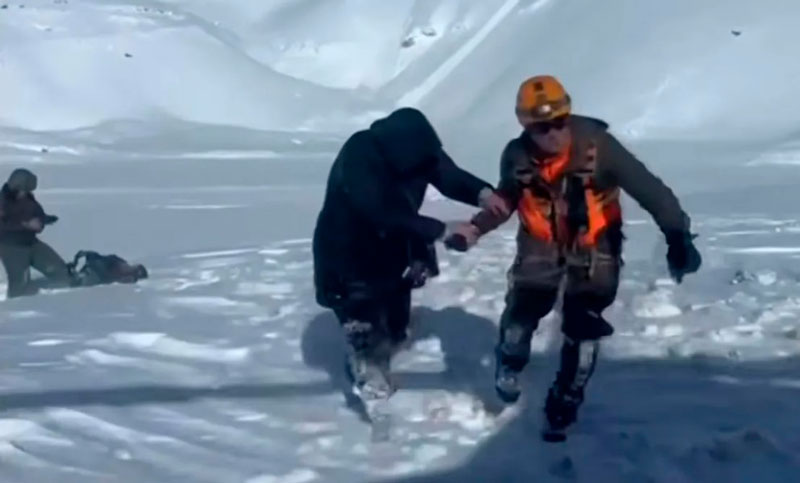 Quedó varado seis días en la nieve con dos maestras del jardín de su hijo y el rescate expuso la infidelidad