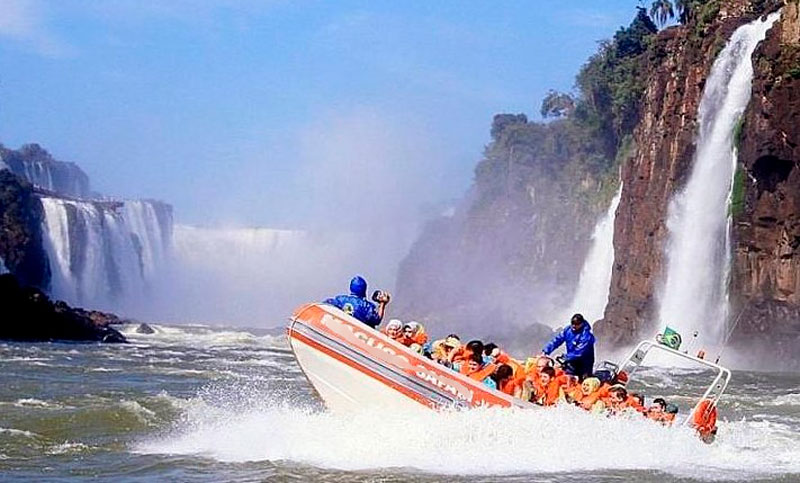 Volcó una embarcación turística en las Cataratas del Iguazú y buscan a una persona