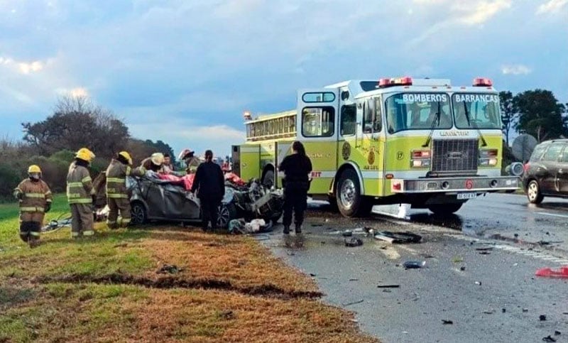 Tragedia en la autopista Rosario-Santa Fe: dos muertos y una joven herida en un choque entre un auto y un camión