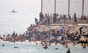 Alerta máxima en Ceuta: miles de personas entran desde Marruecos y saturan la ciudad española