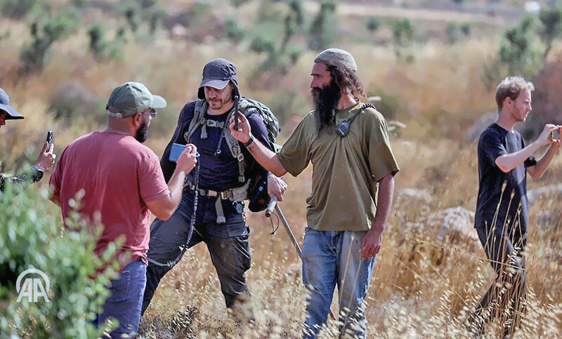 Colonos israelíes atacan una aldea en Cisjordania e irrumpen con un nuevo puesto de avanzada cerca de Jerusalén