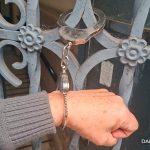 Desesperación por el corte de los servicios en Iosfa: un militar retirado se encadenó para que operen a su mujer