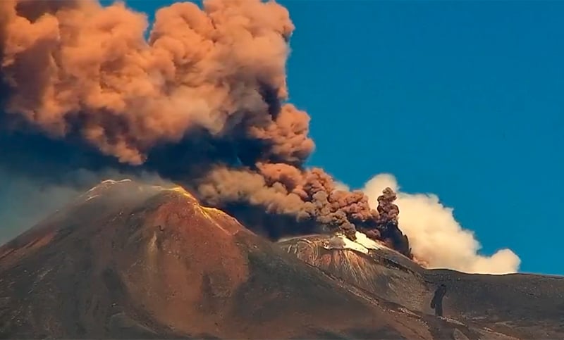 El volcán Etna disminuyó su actividad y el aeropuerto de Catania, en el sur de Italia, volvió a recibir vuelos 