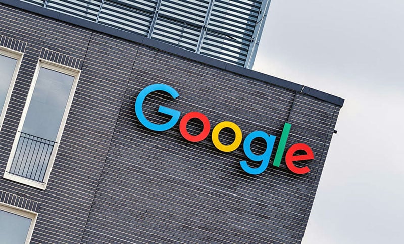 La Unión Europea multa a Google con una suma millonaria por favorecer sus propios servicios
