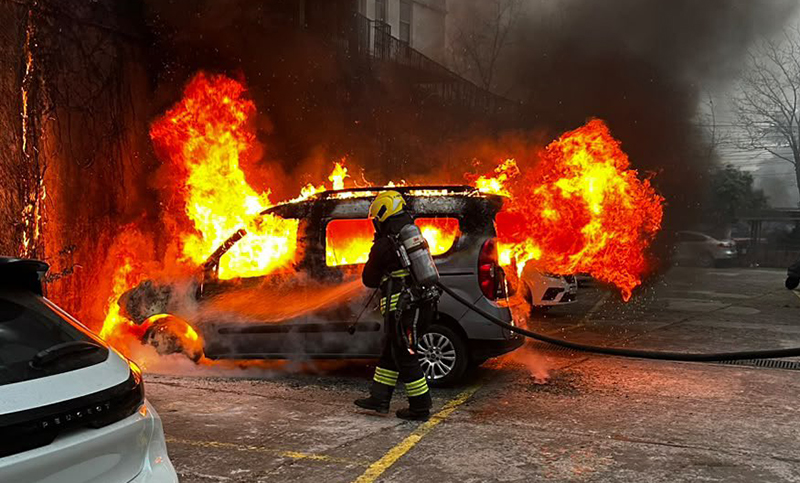 Un utilitario se prendió fuego en la cochera del edificio de Colón y Mendoza