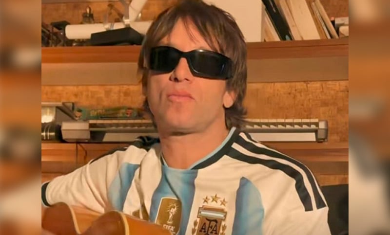 Anulo mufa: con una original versión de Wonderwall, Joaquín Levinton alentó a la Selección Argentina