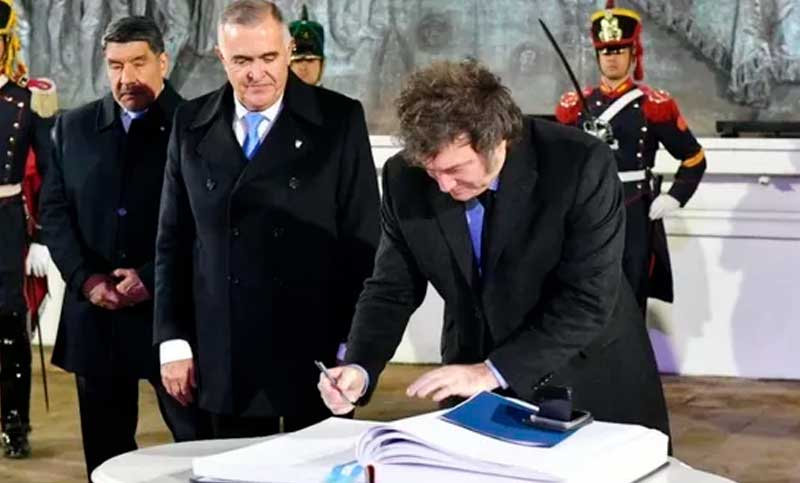 Milei viaja a Tucumán para la vigilia del 9 de julio y busca conseguir una nueva foto con los gobernadores