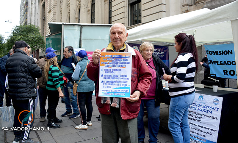 Adultos mayores juntaron firmas en Rosario: “Que nuestra rebelión sirva para que los jóvenes argentinos dejen de ser esclavos”