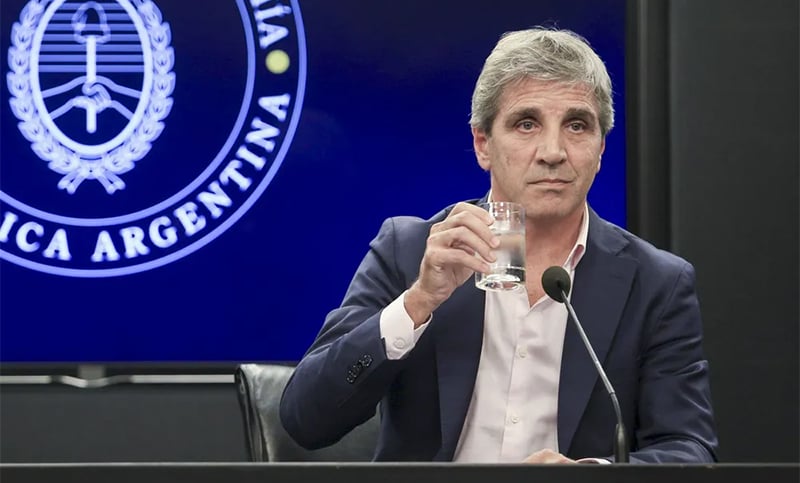Caputo: “Bajó el consumo en supermercados, pero la gente ahora compra por Mercado Libre”