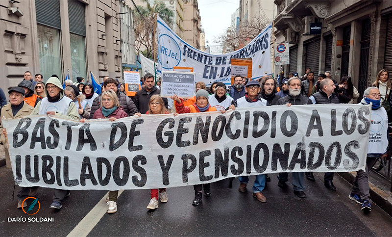 “Los jubilados no pueden comprar remedios ni alimentos”: rosarinos marcharon en defensa de los adultos mayores