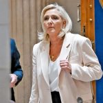 Un Tribunal francés confirma la condena de Marine Le Pen, que queda con la tobillera, pero le abre la posibilidad a una candidatura 