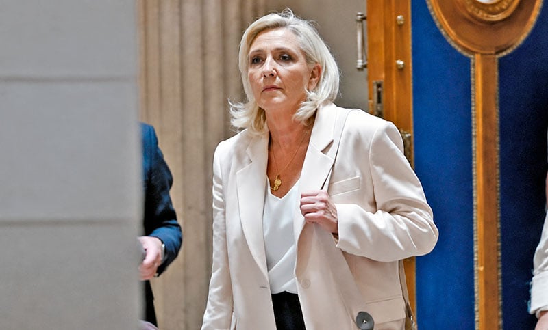Un Tribunal francés confirma la condena de Marine Le Pen, que queda con la tobillera, pero le abre la posibilidad a una candidatura 