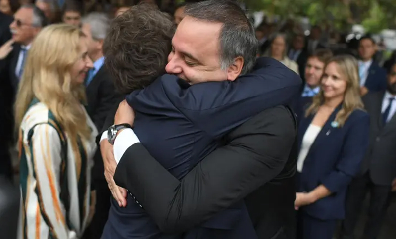 Milei volvió a defender a Adorni: “Es honesto, el desastre arrancó porque les tocó el ego a los periodistas”