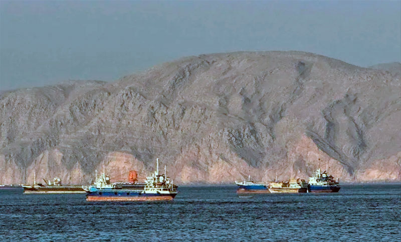 Estados Unidos amenaza con acciones navales y con tomar medidas sobre Kharg mientras Irán dice que responderá con una escala mayor