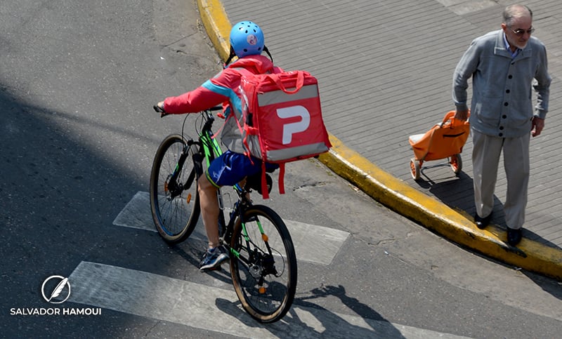 Un repartidor necesita completar 453 pedidos para mantener a una familia de cuatro personas