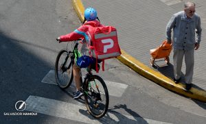 Precarización laboral: repartidores se endeudan con las apps de delivery con tasas de hasta 700% anual