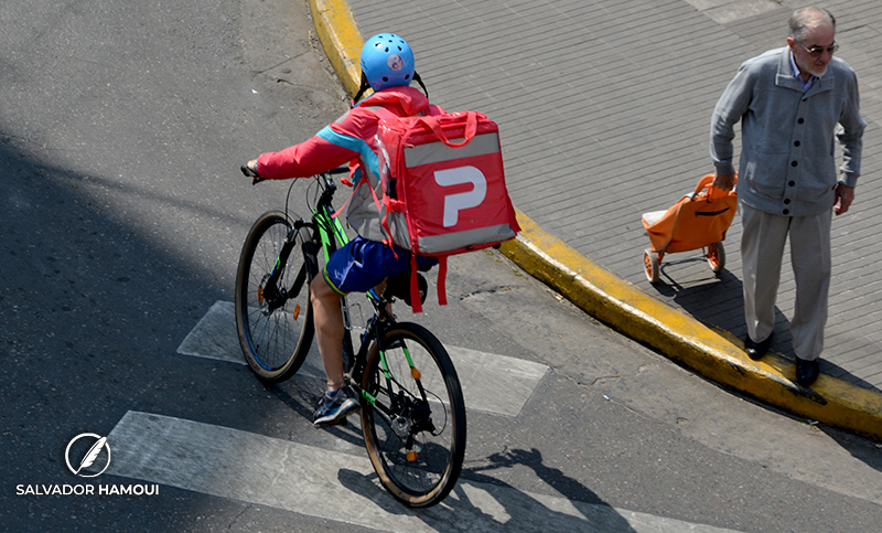 Precarización laboral: repartidores se endeudan con las apps de delivery con tasas de hasta 700% anual