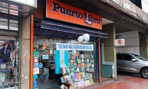 “El que no salta…”: la ingeniosa vidriera de una librería rosarina de cara al partido de Argentina