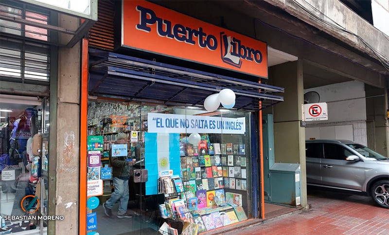 “El que no salta…”: la ingeniosa vidriera de una librería rosarina de cara al partido de Argentina