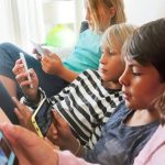 Ley pionera en Europa: Francia aprobó la prohibición de celulares a menores de 15 años