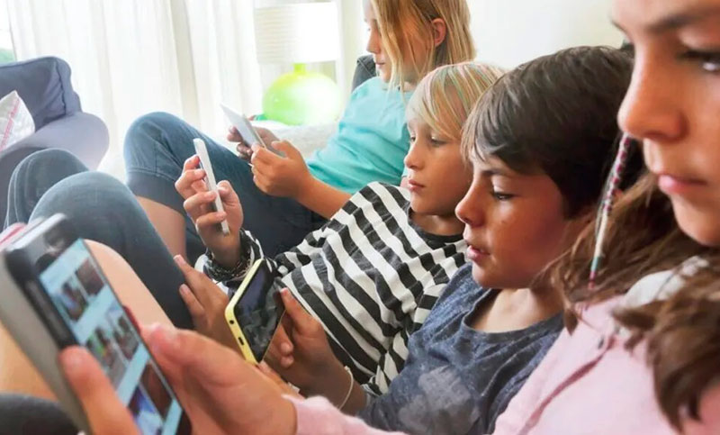 Ley pionera en Europa: Francia aprobó la prohibición de celulares a menores de 15 años