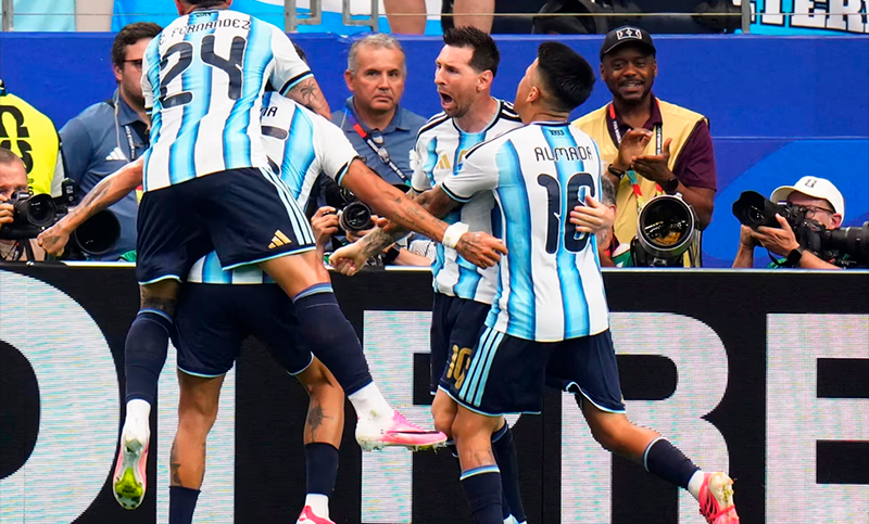 Fiebre mundialista: la Selección argentina se enfrenta con Cabo Verde en busca de un lugar en los octavos de final