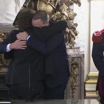 Un gesto de respaldo y una señal de continuidad: el abrazo entre Milei, Santilli y Adorni