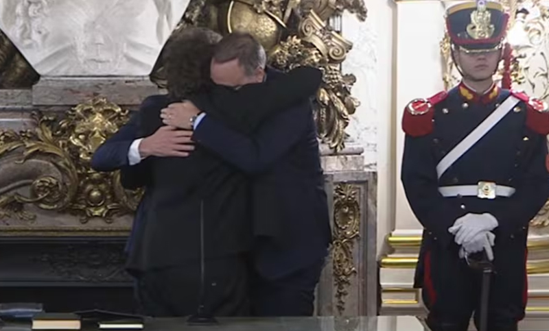 Un gesto de respaldo y una señal de continuidad: el abrazo entre Milei, Santilli y Adorni