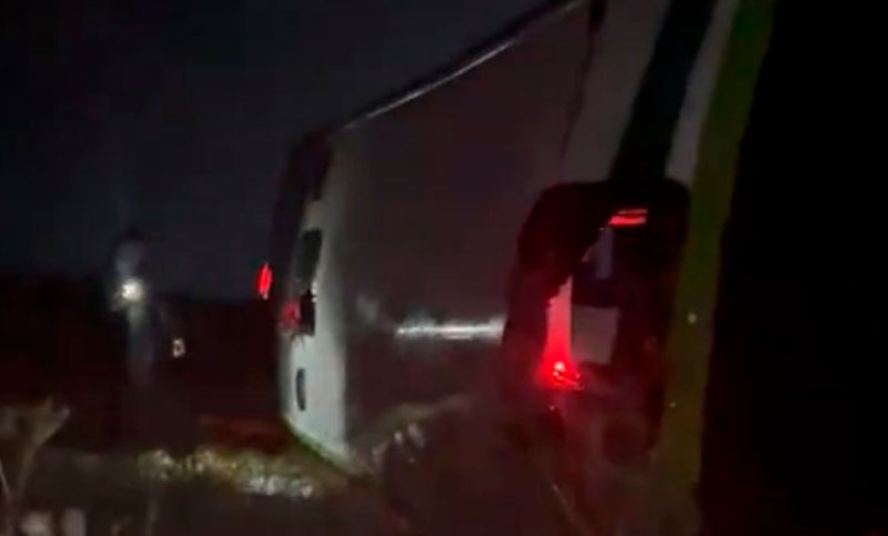 Carmen de Areco: un micro cayó de un puente a causa de una violenta ráfaga de viento y buscan a uno de sus choferes