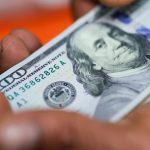 El Banco Central habilitó el pago de sueldos en dólares