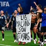 ¡Son argentinas!: tras el triunfazo ante Inglaterra, los jugadores de la Selección mostraron una emotiva bandera sobre Malvinas
