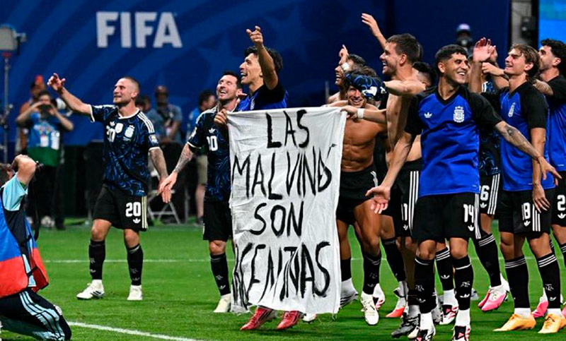 ¡Son argentinas!: tras el triunfazo ante Inglaterra, los jugadores de la Selección mostraron una emotiva bandera sobre Malvinas