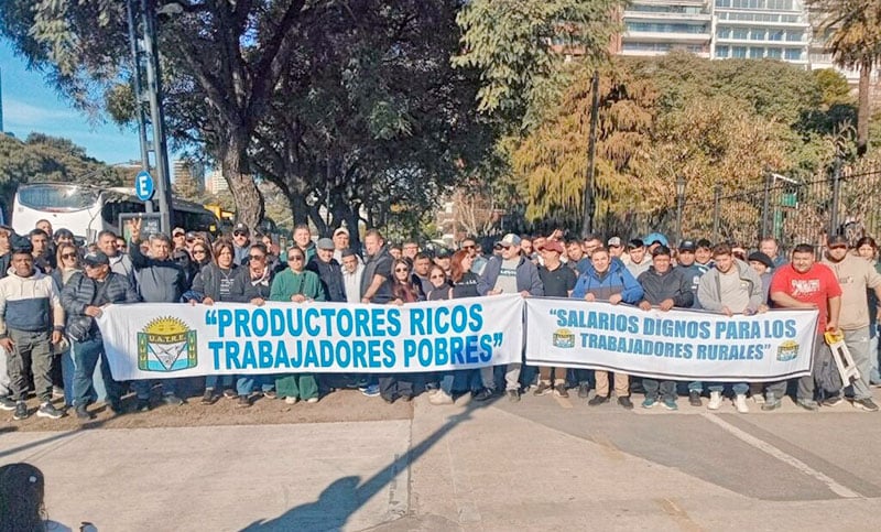 Los trabajadores rurales siguen debajo de la línea de la pobreza mientras la Sociedad Rural celebra récords de producción y divisas