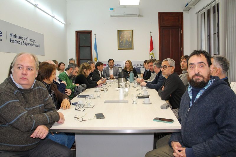 Lo mismo que a estatales y docentes: el gobierno de Santa Fe presentó la propuesta de aumento salarial a los médicos