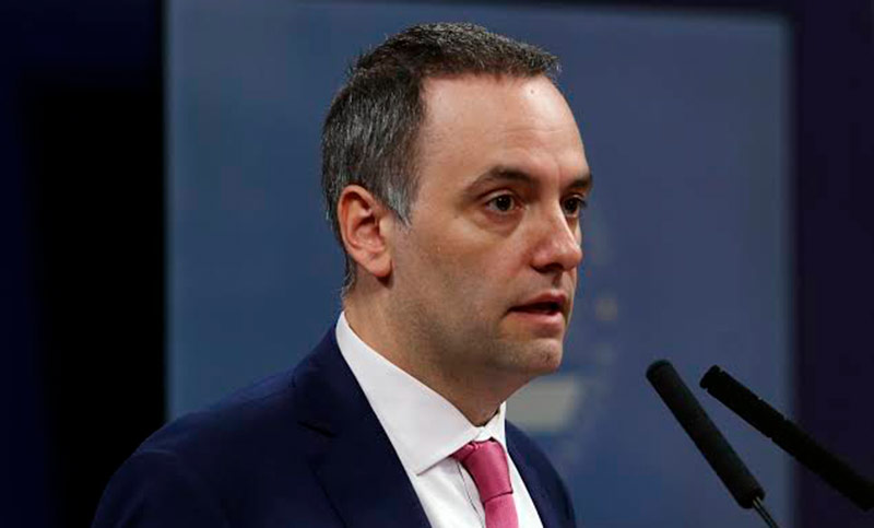 Tras su salida de la Jefatura de Gabinete, Adorni también renunció como director titular de YPF
