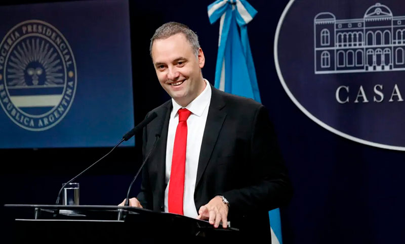 La Justicia prohibió la salida del país a Manuel Adorni ante el “peligro de fuga inminente”
